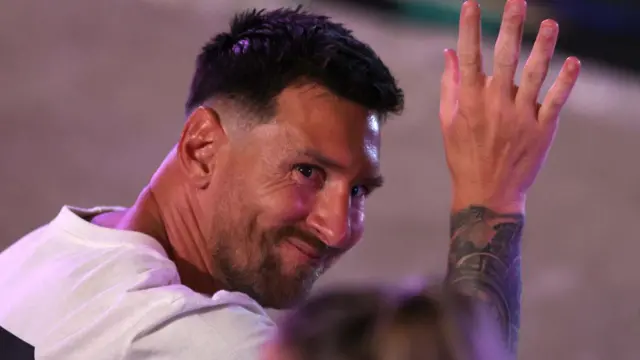 لیونل مسی برای بارسلونا ۶۷۲ گل زد و همراه با این تیم ۱۰ بار قهرمان لالیگا، ۴ بار قهرمان لیگ قهرمانان و ۷ بار قهرمان جام حذفی اسپانیا شد