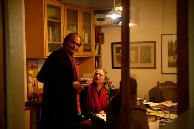 रघु राय त्यांची पत्नी गुरमीत एस. राय यांच्यासोबत