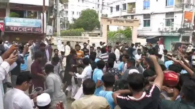 দুই পক্ষের মধ্যে হাতাহাতি ও মারপিটের ঘটনা ঘটে