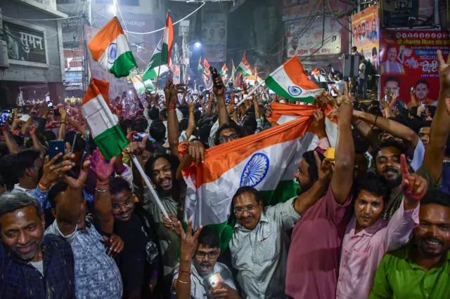 क्रिकेट चाहत्यांनी भारताच्या वर्ल्ड कप विजयाचा आनंदोत्सव साजरा केला. 