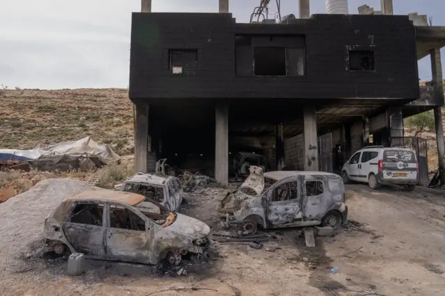 Los restos incenciados del garaje y la casa de Mohamed Abu Aliya