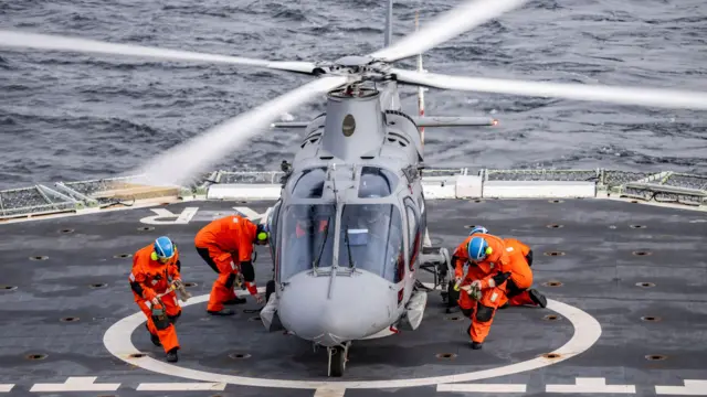 Посадка вертолета на борт шведского корабля HMS Carlskrona в рамках патрульной миссии НАТО в Балтийском море в феврале 2025 года