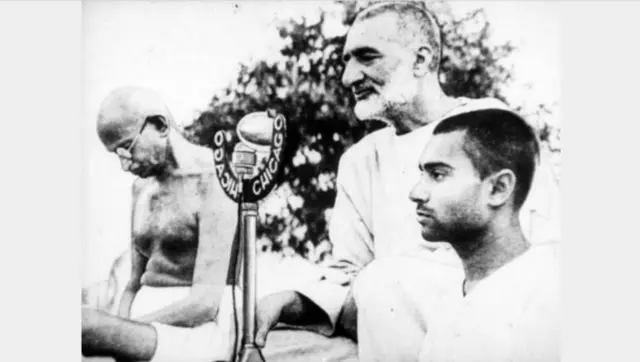 ਖ਼ਾਨ ਅਬਦੁਲ ਗ਼ੱਫ਼ਾਰ ਖ਼ਾਨ ਨੇ 1930 ਦੇ ਦਹਾਕੇ ਵਿੱਚ ਸੇਵਾਗ੍ਰਾਮ ਵਿੱਚ ਗਾਂਧੀ ਨਾਲ ਕਾਫ਼ੀ ਸਮਾਂ ਬਿਤਾਇਆ।