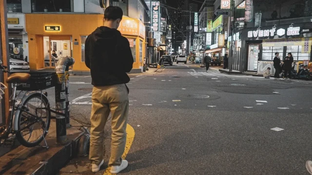 Kim mengatakan dia merasa penyesuaian dirinya dengan kehidupan di Seoul lebih mudah dibandingkan anggota keluarganya yang lain.