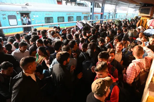 નવી દિલ્હી, ભાગદોડ, નાસભાગ, નવી દિલ્હી રેલવેસ્ટેશન, કુંભમેળો, બીબીસી ગુજરાતી