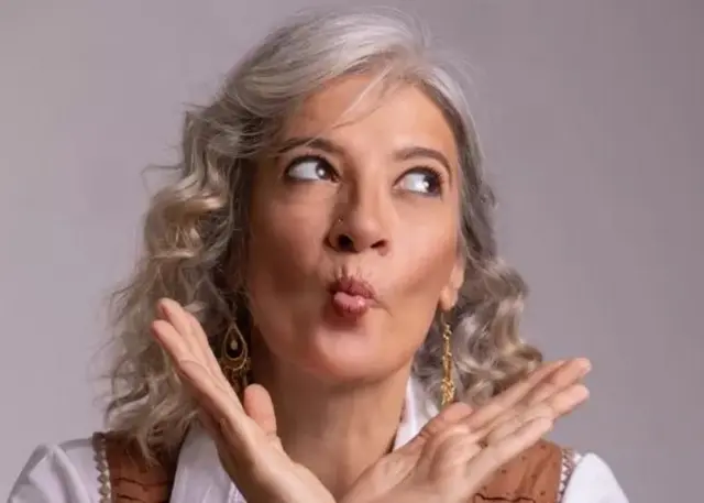 Une femme avec cheveux gris.