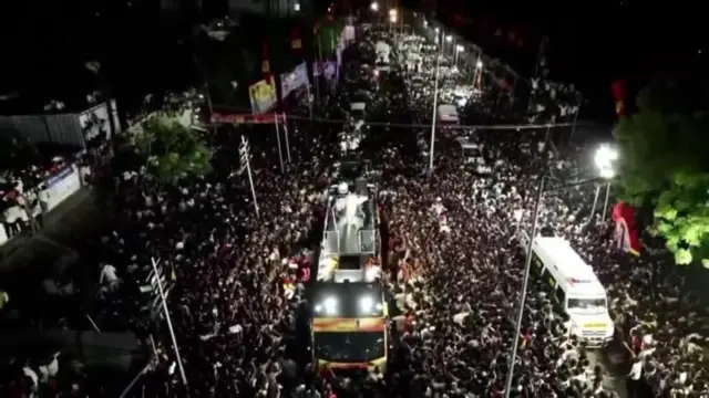 ویجای از بالای یک وسیله نقلیه برای هزاران نفر در این تجمع سخنرانی کرد
