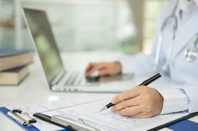 सिंधुदुर्गातील महाविद्यालयात वैद्यकीय प्रवेशासाठी 9 लाख रुपये शुल्काची मागणी केल्याचा आरोप आहे