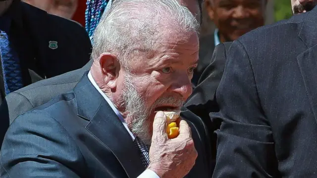 Luiz Inácio Lula da Silva come uma tangerina durante exposição de pequenos agricultores familiares rurais como parte do lançamento do plano de Agricultura Familiar, em frente ao Palácio do Planalto, em Brasília, em 28 de junho de 2023