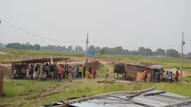 जवइनिया गांव के लोगों को विस्थापित कर जहां बसाया गया है वहां गड्ढा है और भरत इसी को भरने की मांग कर रहे थे