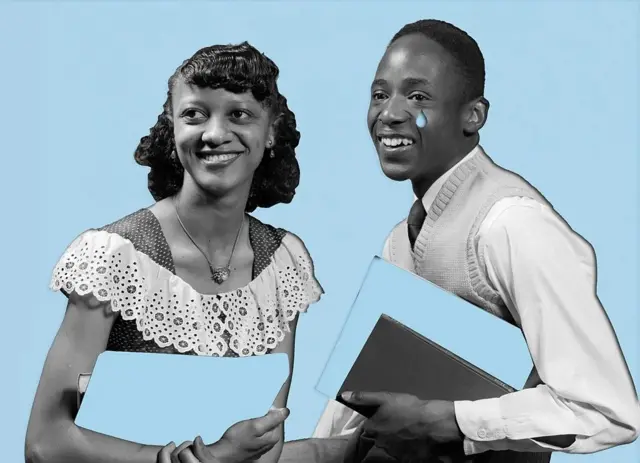 Ifoto ngufi y'umukara n'umweru, yo guhera mu nda kuzamura, igaragaza umugore n'umugabo bahagaze begeranye, barimo kumwenyura. Buri umwe muri bo ahagatiye ibitabo.