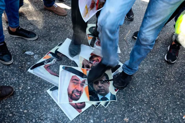 متظاهرون في الضفة الغربية يعبرون عن رفضهم لاتفاق إقامة العلاقات بين إسرائيل والإمارات العربية المتحدة والذي يُعتقد بأن دحلان ساهم في ترتيبه.