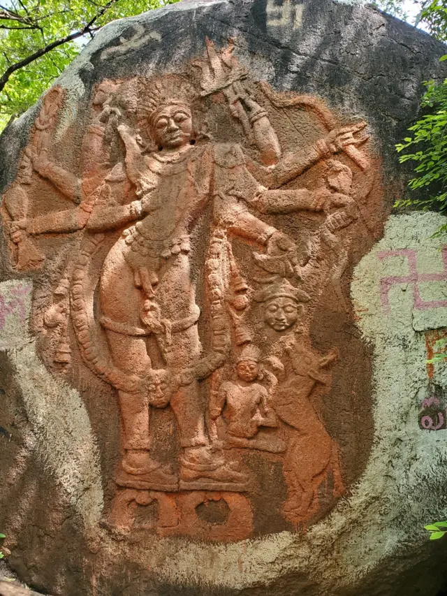 సర్వాయి పాపన్న ఆరాధించిన బయ్యన్న దేవత విగ్రహం