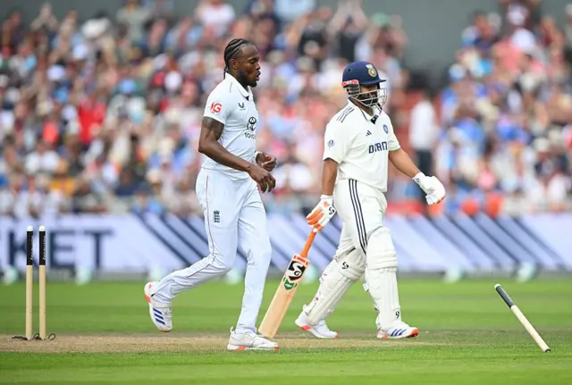 ஜடேஜா, இந்தியா இங்கிலாந்து டெஸ்ட் போட்டி, இரண்டாம் நாள் ஆட்டம், விளையாட்டுச் செய்திகள், பிபிசி தமிழ், ஆர்ச்சர், ரிஷப் பந்த் 