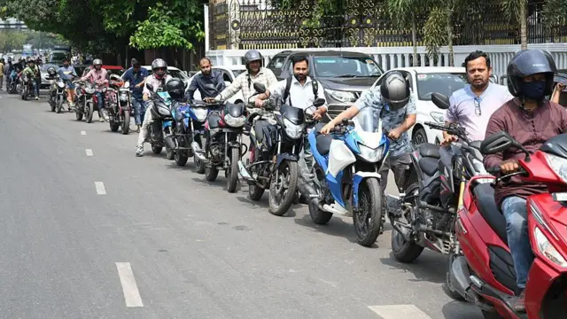 بنگلہ دیش کے کئی پیٹرول پمپس پر طویل قطاریں دیکھنے میں آ رہی ہیں