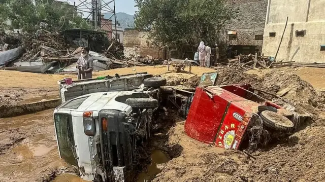 బురదలో చిక్కుకుపోయిన కార్లు 