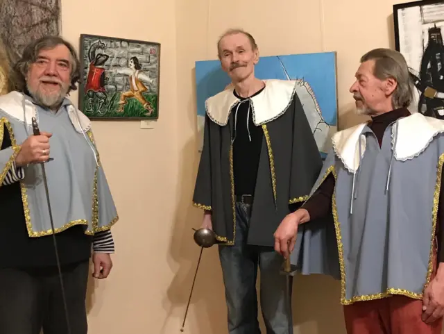 Дмитрий Шагин и Владимир Шинкарев в костюмах мушкетеров и со шпагами в руках