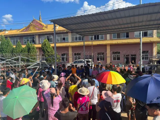 နယ်စပ်မျဉ်းအမှတ် ၁၂၅ အနီးမှာ ရှိတဲ့ စစ်ရှောင်စခန်းမှာ တစ်ရက်ထက်တစ်ရက် လူများလာနေ