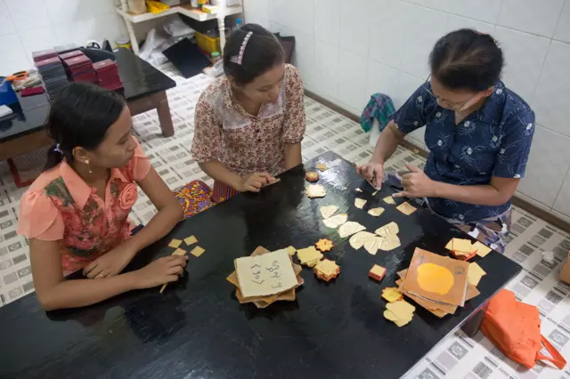 မန္တလေးမျက်ပါးရပ်က ရိုးရာရွှေဆိုင်းလုပ်ငန်း