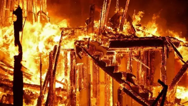 Полум'я охопило будівлю в Пасадені