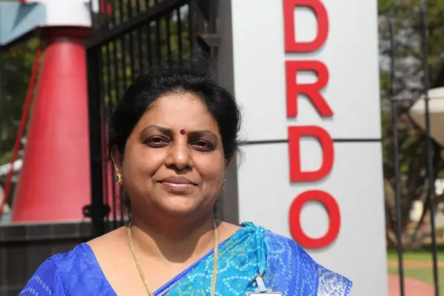 अग्नि मिसाइलों की सफलता में महिला वैज्ञानिकों की अहम भूमिका बताई जाती है. ये तस्वीर साल 2019 की है. तस्वीर में टेसी थॉमस हैं, जिन्हें अग्नि पुत्री के नाम से भी पुकारा गया