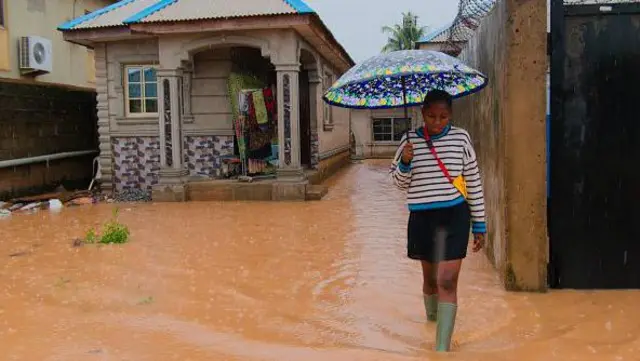 Ọmọde kan ninu agbara ojo.