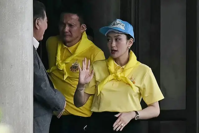 Thủ tướng Thái Lan Paetongtarn Shinawatra vẫy tay chào khi rời Tòa nhà Chính phủ sau các cuộc họp và buổi họp báo tại Bangkok vào ngày 19/6/2025.