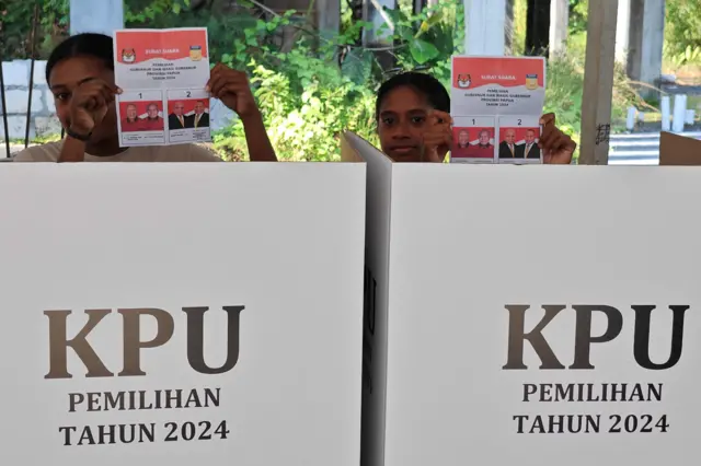 Warga menunjukkan surat suara saat pemungutan suara ulang Pilkada Provinsi Papua di TPS 013 Kelurahan Wahno, Distrik Abepura, Kota Jayapura, Papua, Rabu (6/8/2025). Pemungutan suara ulang pemilihan Gubernur dan Wakil Gubernur Papua itu berlangsung di 2.023 Tempat Pemungutan Suara (TPS) yang tersebar di 9 Kabupaten dan Kota. 