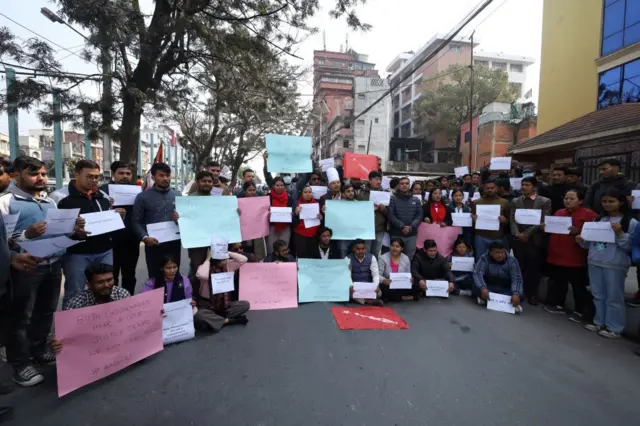 طالبہ کی موت کے بعد انڈیا میں نیپالی طلبہ کا احتجاج