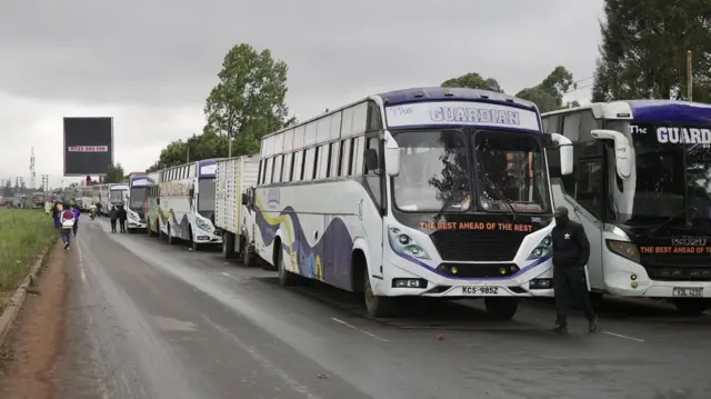 Autobus sur une autoroute à l'extérieur de la capitale du Kenya, Nairobi.