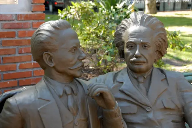 Escultura na Praça dos 33 Orientais, em Montevidéu, que representa o encontro entre o filósofo Carlos Vaz Ferreira e Einstein, em 1925