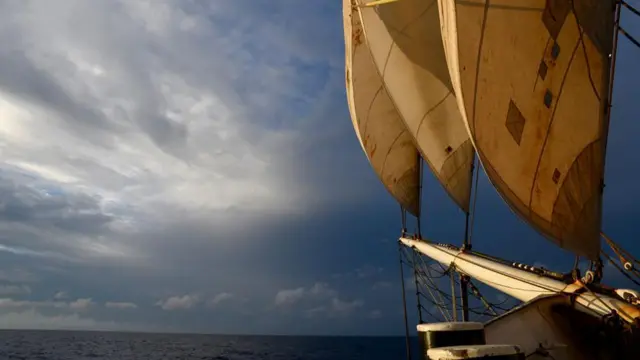 As velas de proa do Avontuur, infladas pelo vento, em dia de sol