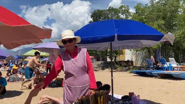 Жээкте балык, жүгөрү жана пирожки саткан Анзира Бекмухамедова