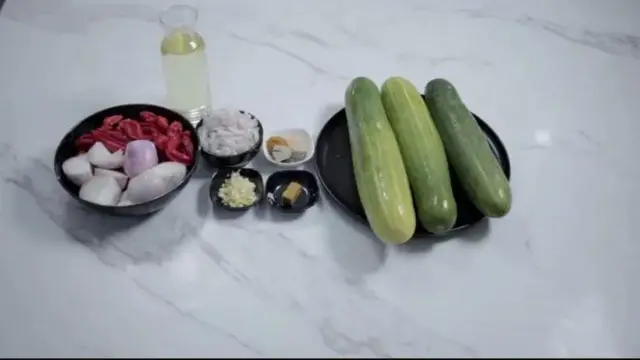 Aworan cucumber, ata ati awọn eroja ọbẹ mi-in