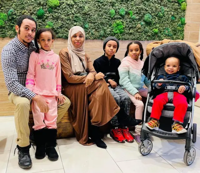 ዚነት እና ባለቤቷ ከአራት ልጆቻቸው ጋር