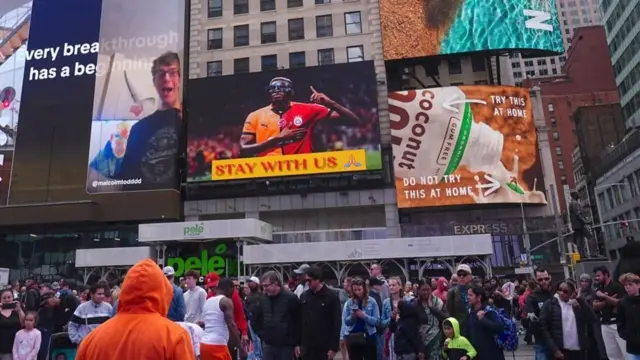 Galatasaray taraftarlarının Osimhen'e kulüpte kalması için yaptığı çağrı New York'taki Tımes Squareide bilboardda  yansıtıldı