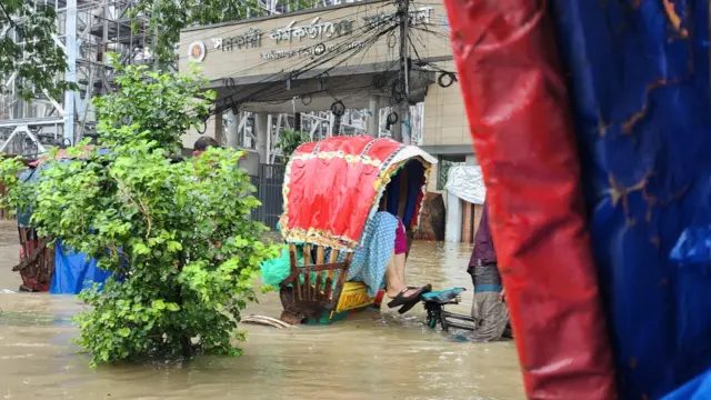 প্রবল বর্ষণে তলিয়ে গেছে রাস্তাঘাট।