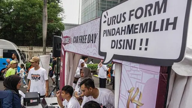 Petugas stan KPU DKI Jakarta melayani warga yang mengajukan pindah lokasi memilih dalam Pemilu 2024 saat Hari Bebas Kendaraan Bermotor (HBKB) di kawasan Bundaran HI, Jakarta, Minggu (26/11/2023). 