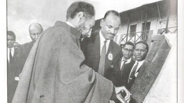 አጼ ኃይለሥላሴ ለኢሠአማ ህንጻ የመሠረት ድንጋይ ሲያኖሩ 