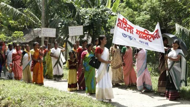 या फोटोत महिला अधिकारांसाठी आंदोलनात सहभागी झालेल्या आसामच्या महिला दिसत आहेत.