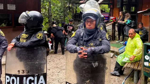 Policiais vigiando o acesso a Machu Picchu