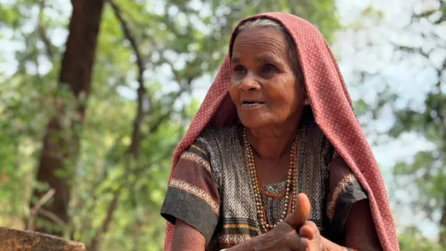 या प्रवासात आमची भेट येशी पारधी यांच्याशी झाली. लग्नापासून ते आता त्यांना नातवंड होईपर्यंत त्यांची पाण्यासाठीची ही पायपीट सुरूच आहे.