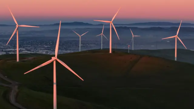 Ветряки на холмах в Калифорнии на закате