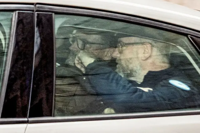 Фредерік Пеш'є (2-й фото справа) прибуває в транспортному засобі адміністрації пенітенціарної установи до будівлі суду