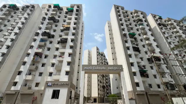 वडोदरा के विवेकानंद हाइट्स में विभिन्न धर्मों के लोग एक-दूसरे के साथ सद्भाव से रहते हैं।