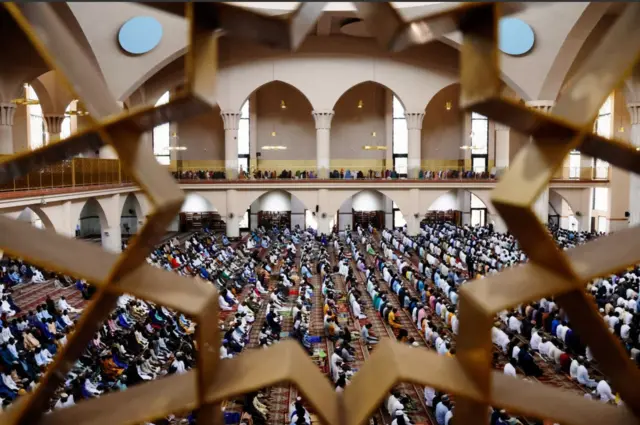 Nijerya'da Kurban Bayramı namazı kılınıyor.