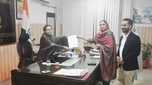 ਆਜ਼ਾਦ ਉਮੀਦਵਾਰ ਮਨਦੀਪ ਕੌਰ ਸਰਟੀਫਿਕੇਟ ਹਾਸਲ ਕਰਦੇ ਹੋਏ