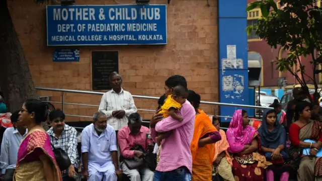 अस्पताल में मरीजों की भीड़ 