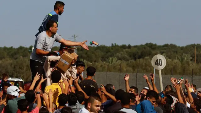في الوقت الذي تتوغل فيه الدبابات الإسرائيلية باتجاه عمق القطاع يتم توزيع المساعدات على النازحين الفارين من شمال القطاع 