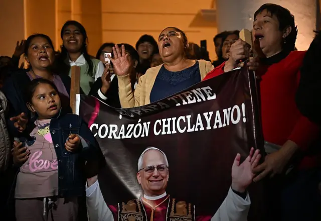 Mujeres con un cartel que dice "¡El Papa tiene corazón chiclayano!".